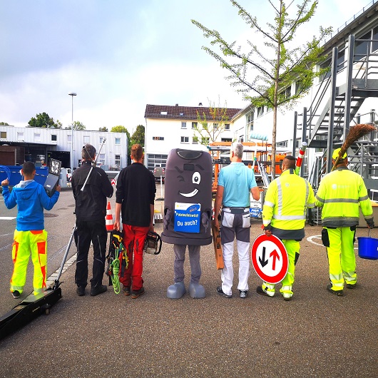 mehrere Mitarbeitende der Technischen Dienste Ludwigsburg in ihrer Arbeitskleidung stehen nebeneinander