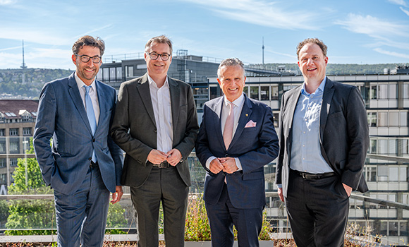 OB Klopfer, Regionaldirektor Dr. Lahl, OB Dr. Nopper und OB Dr. Knecht auf einer Terrasse. Im Hintergrund in der Ferne der Stuttgarter Fernsehturm