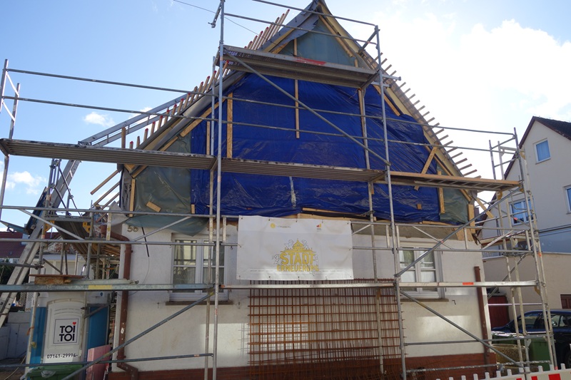 Haus mit Gerüst während einer Sanierung