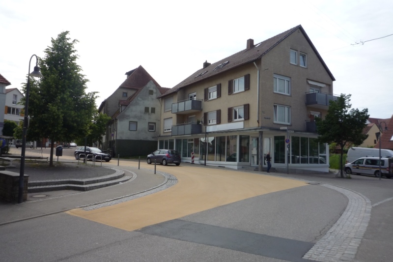 Neben privaten Maßnahmen werden auch öffentliche Maßnahmen im Sanierungsgebiet (wie die Sanierung der Steinheimer Straße) umgesetzt.
