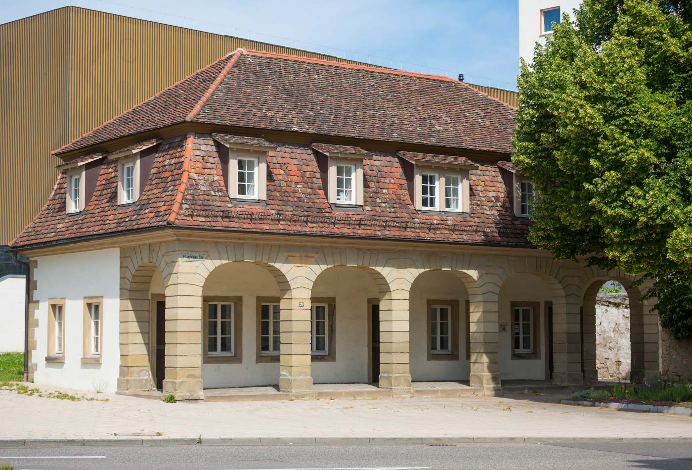 Blick auf das historische Pflugfelder Torhaus