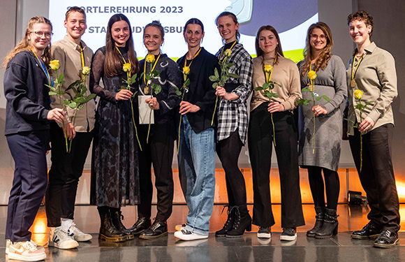 Die Gruppe Dance Works bei der Ehrung. Alle halten gelbe Rosen in der Hand.