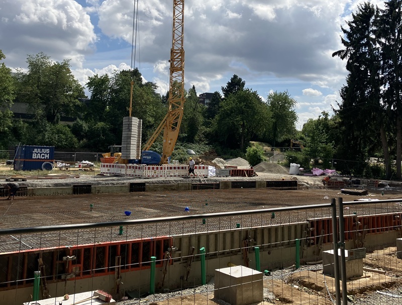 Baustelle mit Krahn und Betonfundament