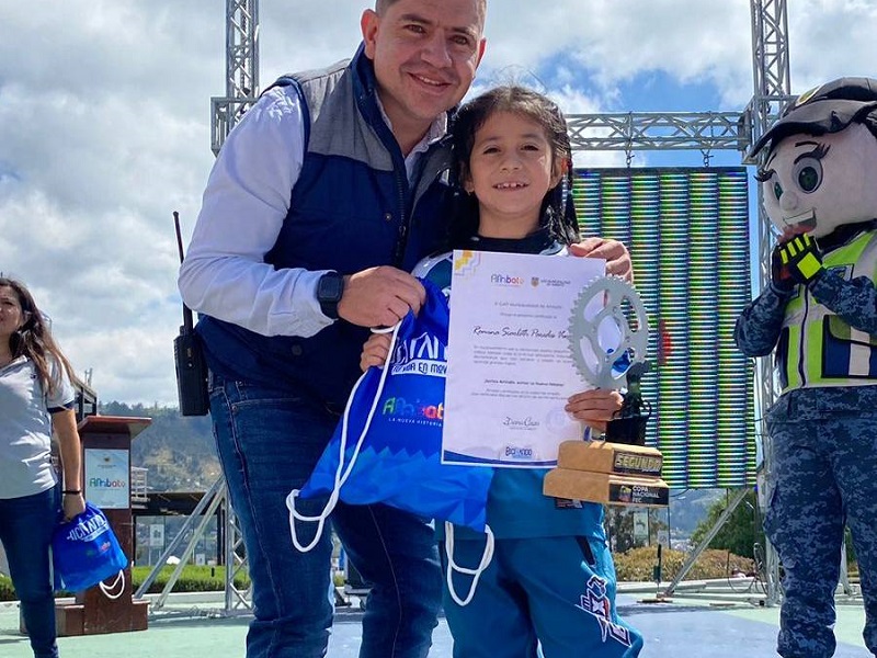 Kind erhält Urkunde für die erfolgreiche Fahrrad Fahrprüfung