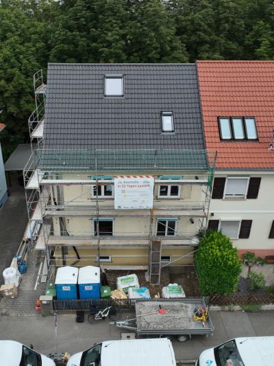 Zu sanierendes Haus mit Baugerüst.