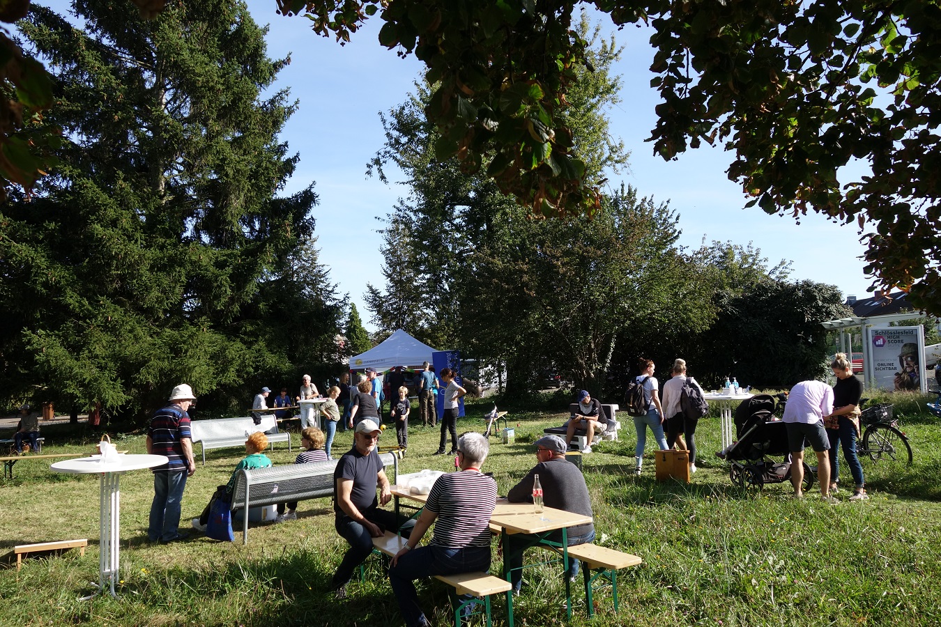 Foto von Besucher des Inselfestes im Schlösselfeld