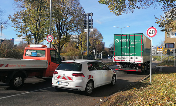 Auto und Lastwagen fahren am Tempo 40 Schild vorbei