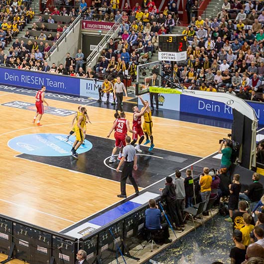 Die Basketballspieler der MHP Riesen in der MHP Arena bei einem Spiel.