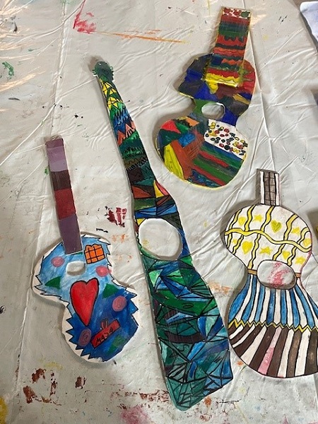 Papiergitarren bunt bemalt