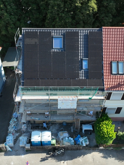 Zu sanierendes Haus mit PV-Anlage auf dem Dach