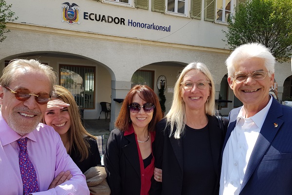 Botschafter Mejía Dalmau und Familie mit Honorarkonsul Siegfried Rapp und neuer Konsulin Ingrid Hönlinger, 2018
