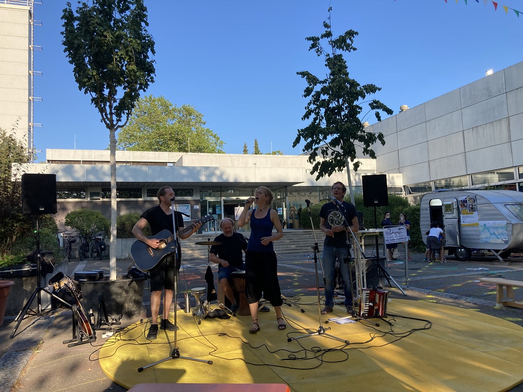 Band Hedgehogs Garden Fünfköpfige Band tritt vor dem Stadionbad auf