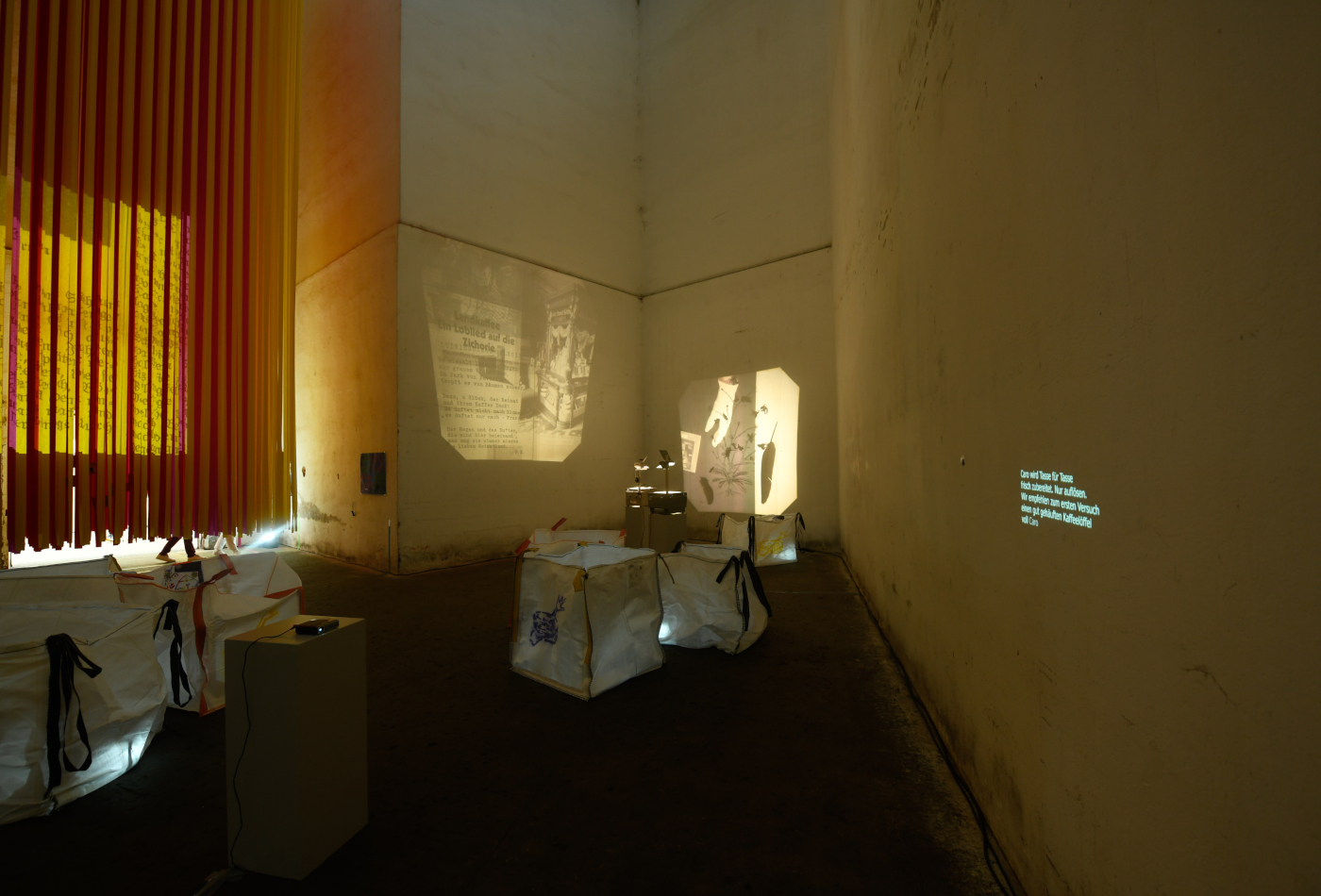 Das Projekt TIMEKEEPER der Kunstschule Labyrinth zeigt verschiedene Kunstwerke in einem hohen Raum.