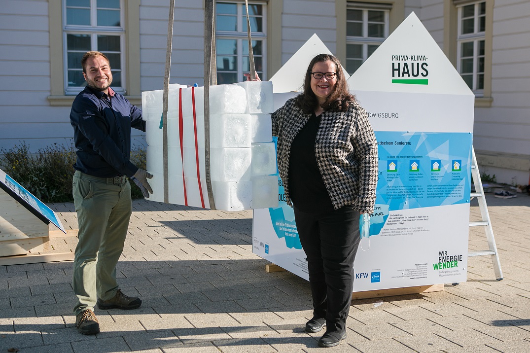 Erste Bürgermeisterin Frau Schmetz und Herr Märkle mit Eisblock