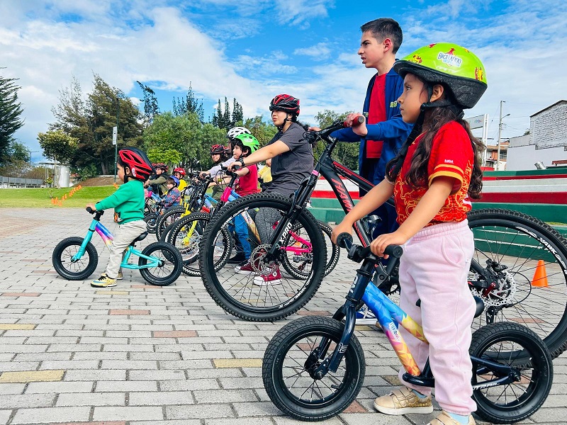 Kinder auf Fahrrädern bei der Fahrradschule