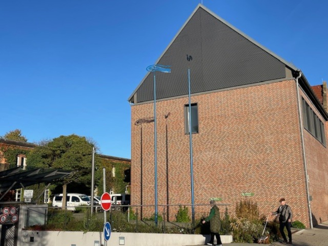Installation: Turmhahn und Blaus Band, Standort Mathildenstraße