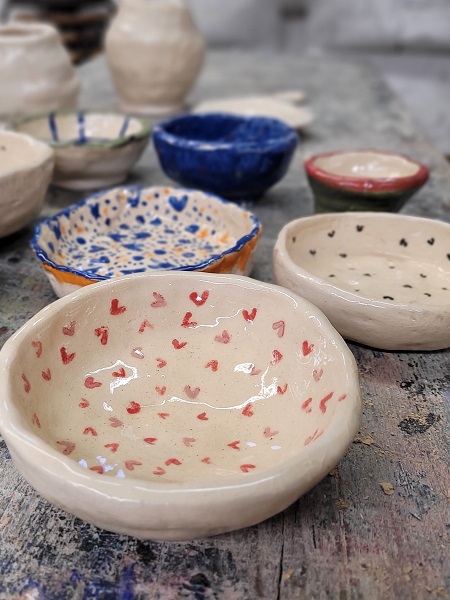 selbst getöpferte Schalten, bunt glasiert