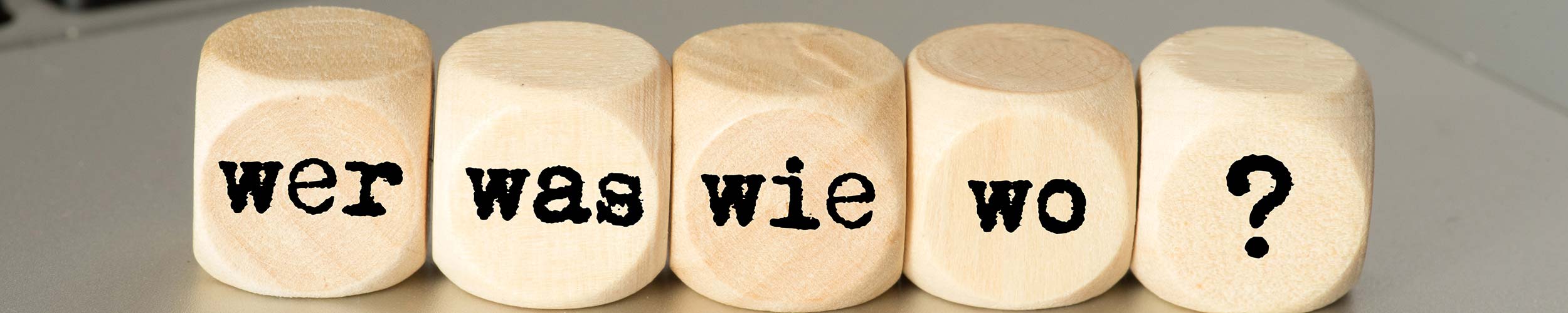 5 Würfel mit den Worten wer wie wo was und einem Fragezeichen
