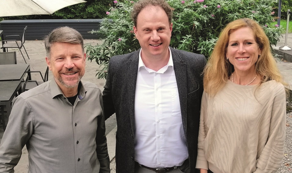 OB Dr. Knecht steht in der Mitte, rechts Frau Karstedt, links Herr Kurt.