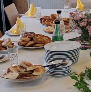 Piroschki serviert auf dem Tisch
