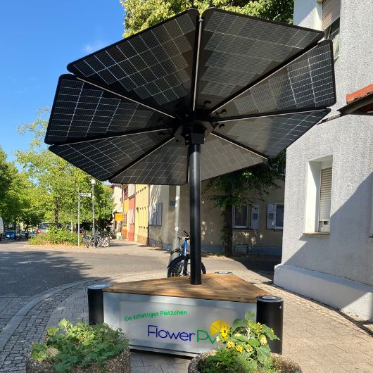 Solar-Schirm auf Gehweg an Straßenecke