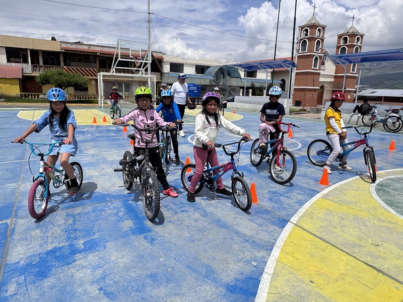 Kinder auf Fahrrädern