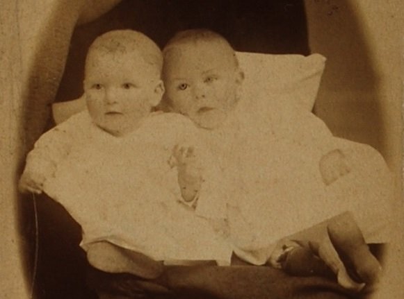 Genealogie im Stadtarchiv historisches Foto zweier Kleinkinder