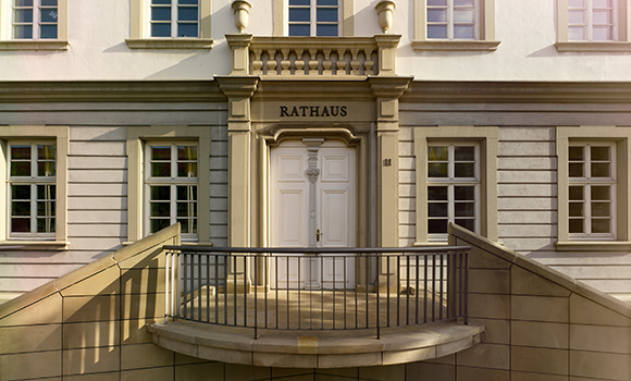 Eingangstür des Ludwigsburger Rathauses.