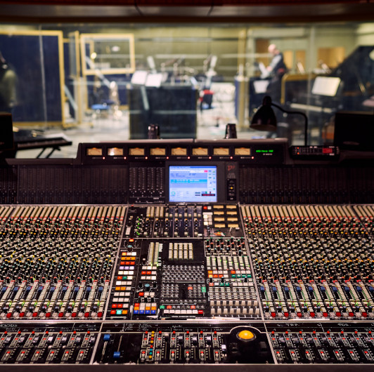 Ein Mischpult vor einem Aufnahmeraum in den Bauer Studios