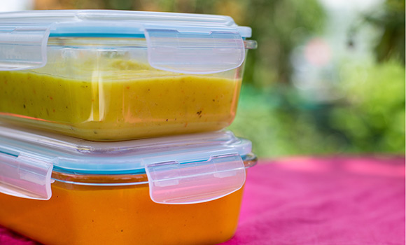 Zwei Einwegboxen gefüllt mit Suppen.