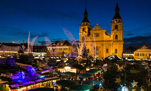 Ansicht des Ludwigsburger Barock-Weihnachtsmarkts in der Abenddämmerung.