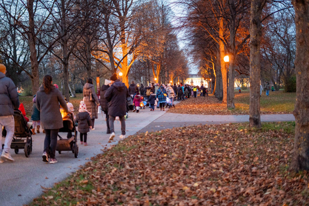 Große Menschenmenge versammelt sich am Platz der Kinderrechte
