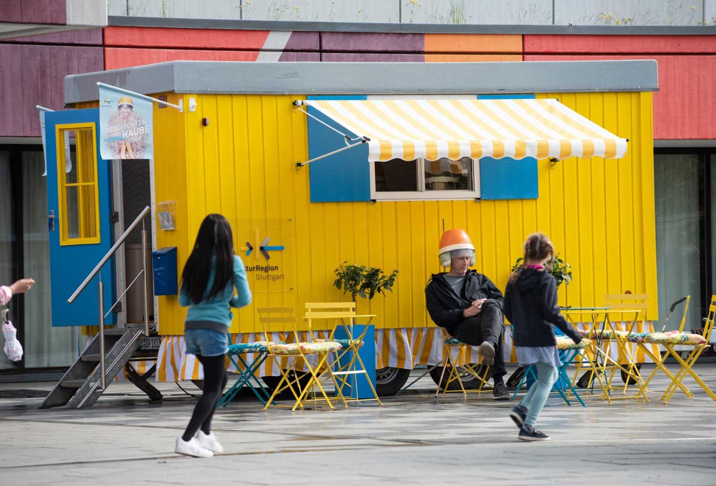 Die Kampagne "Geschichten unter der Haube" mit dem gelben Bauwagen der KulturRegion.