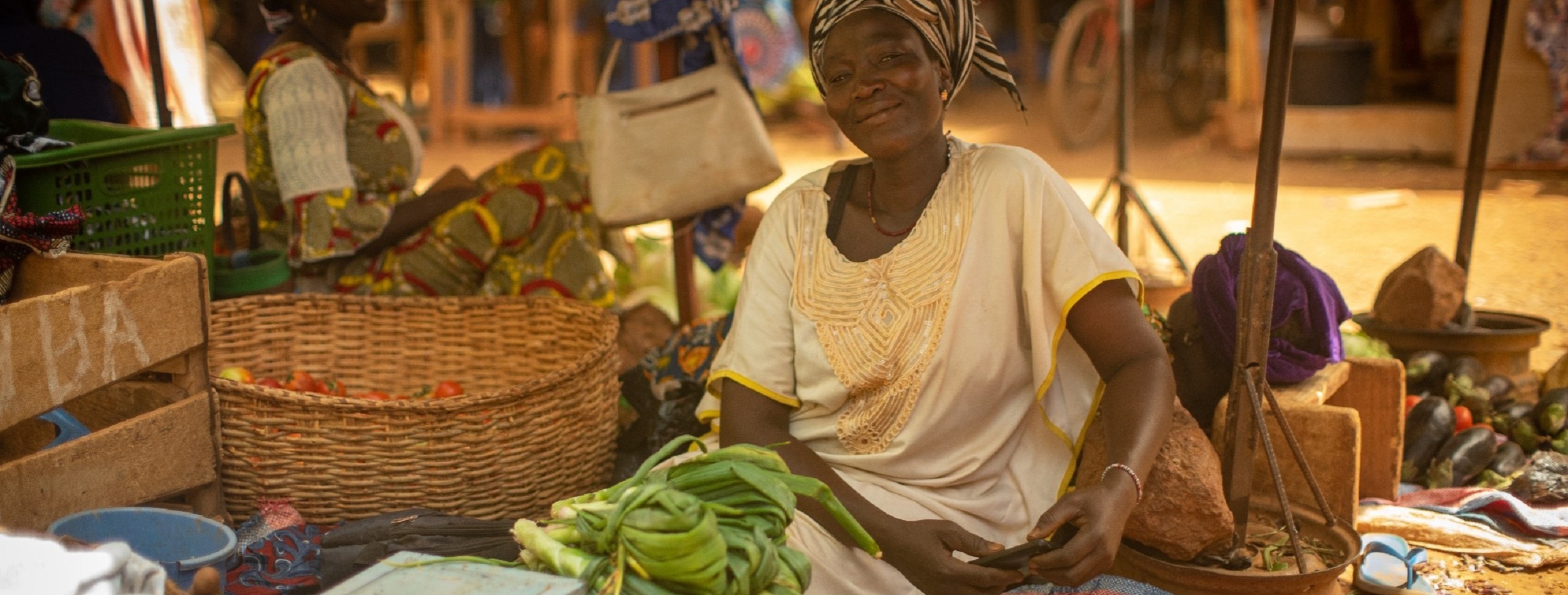 Afrikanische Frau sitzt an einem Marktstand auf dem Marktplatz in Kongoussi