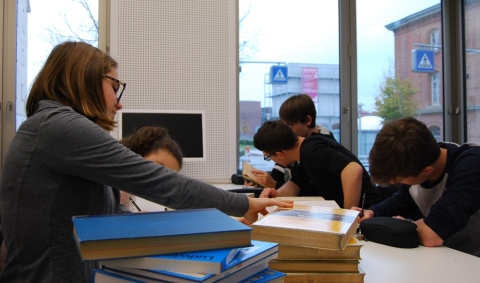 Schülerin und Schüler bei der Recherche im Stadtarchiv Ludwigsburg