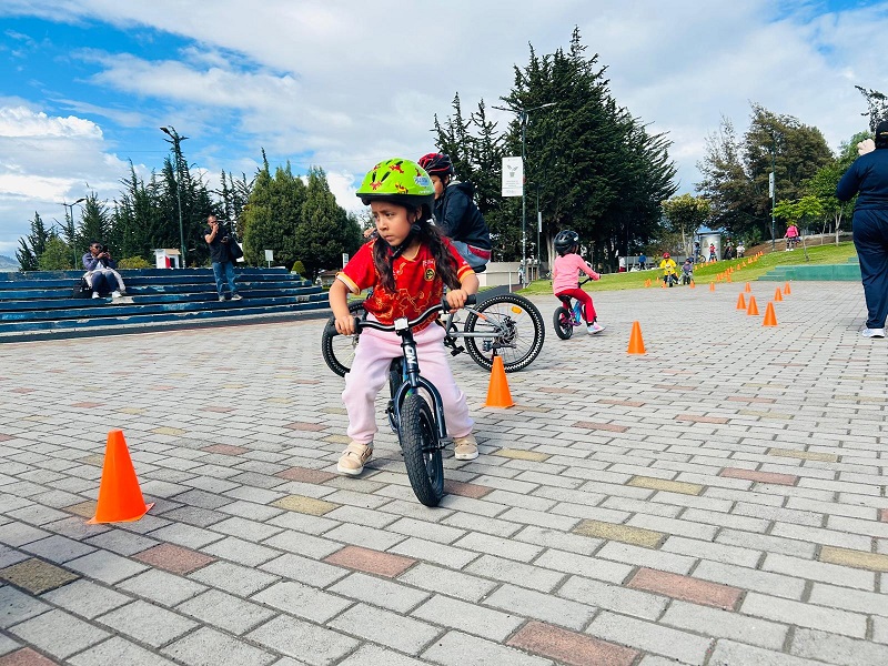 Kind auf Fahrrad beim Fahrtraining