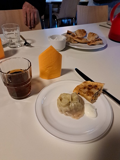 Kasachische Manty mit Kürbis zubereitet auf dem Tisch