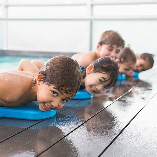 Kinder beim Schwimmkurs