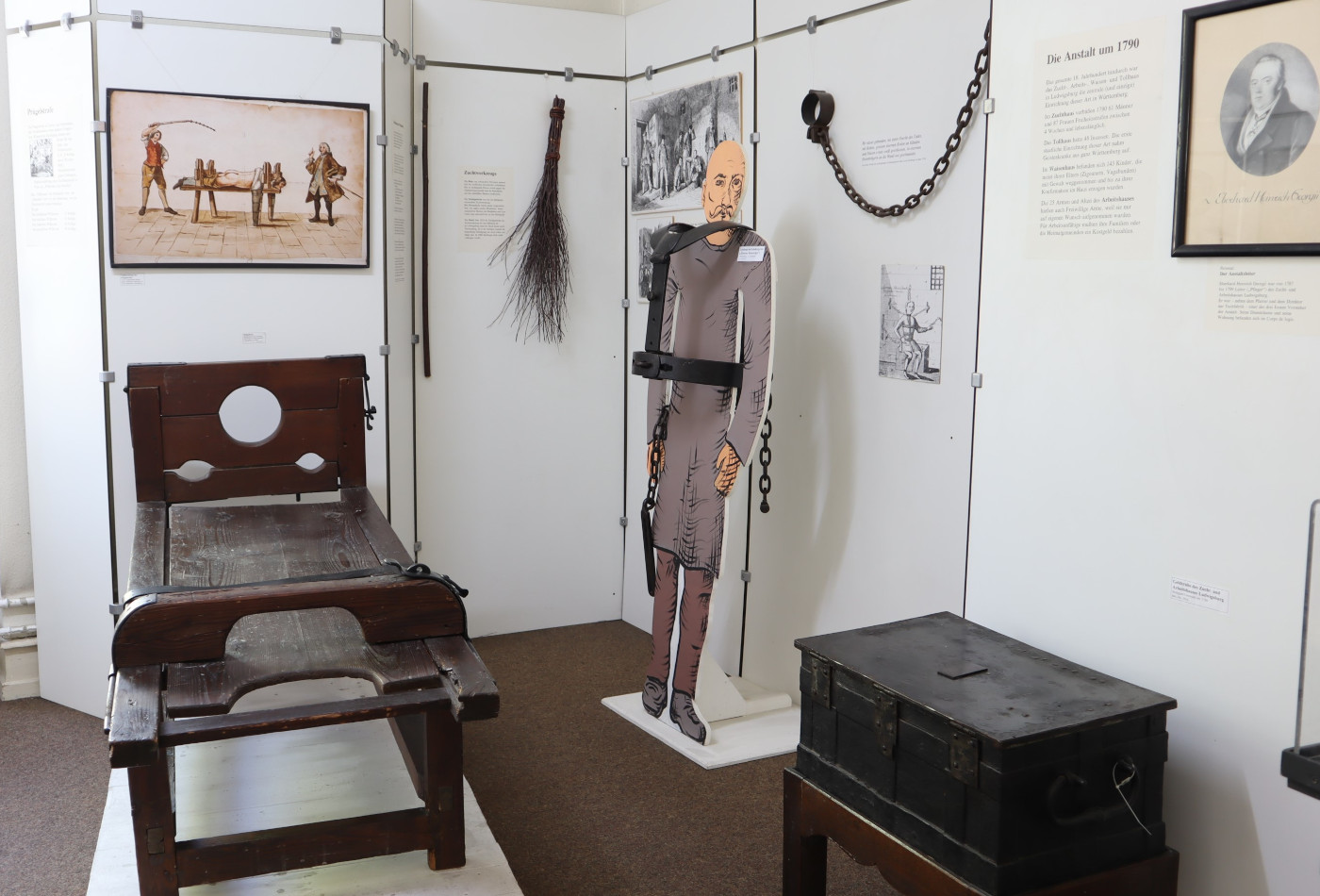 Blick in den Ausstellungsraum des Strafvollzugsmuseum mit Prügelbock und "Eiserne Hosenträger".