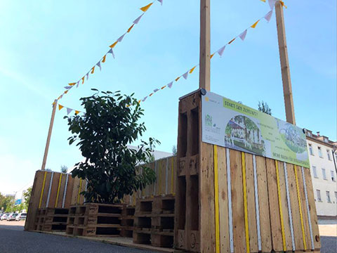 Begrünte Sitzecke mit Bänden aus Palletten