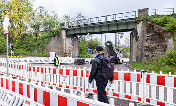 Straßen-Absperrgitter vor der Eisenbahnbrücke