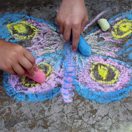 Kreidemalen, Schmetterling auf dem Asphalt