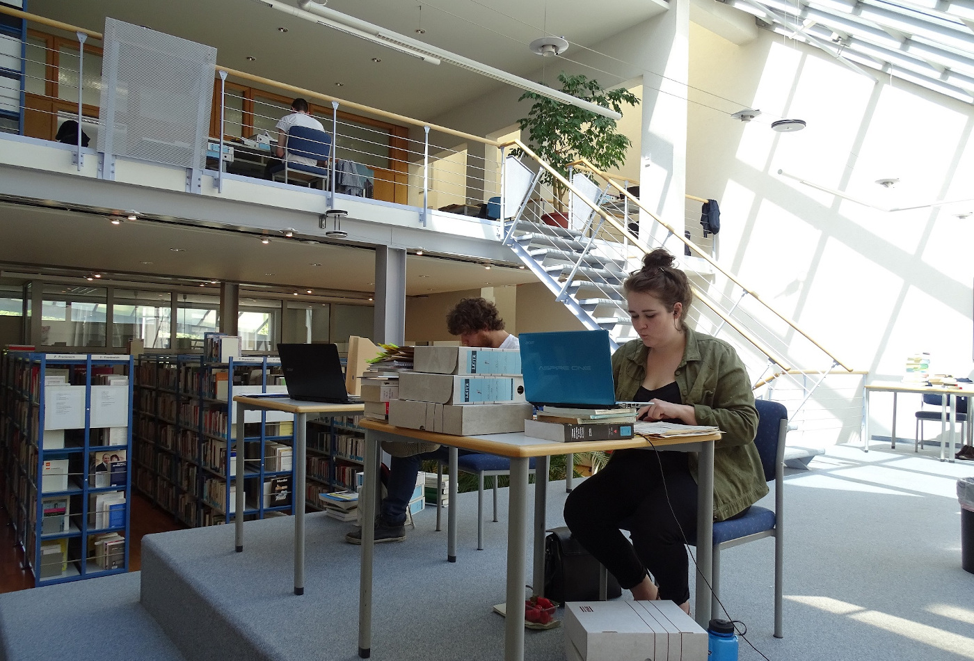 Bibliotheksbesucher in der Frankreich-Bibliothek lesen Bücher.