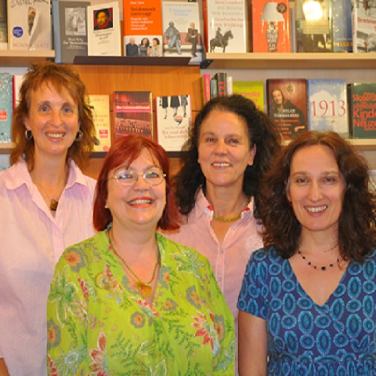 4 Frauen in Buchhandlung