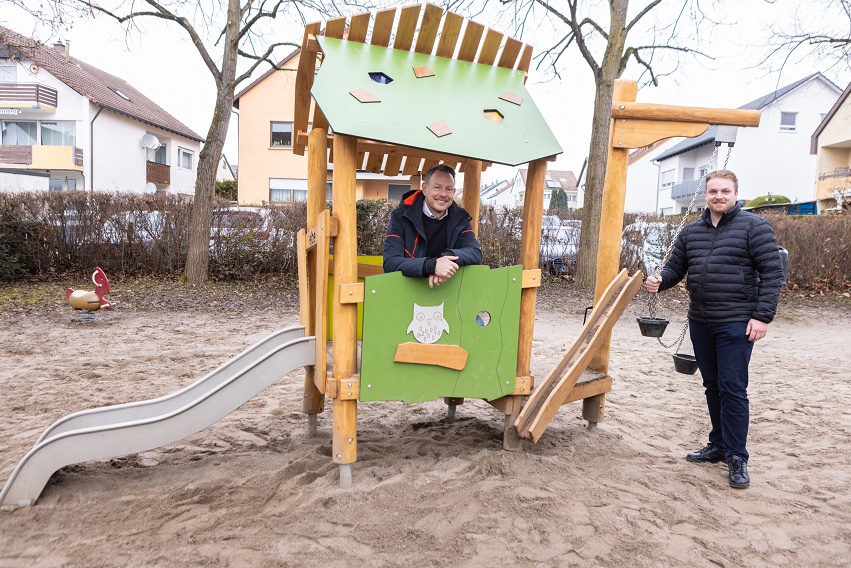 Bürgermeister Mannl und Hr. Wilhelm haben neues  Spielgerät getestet.