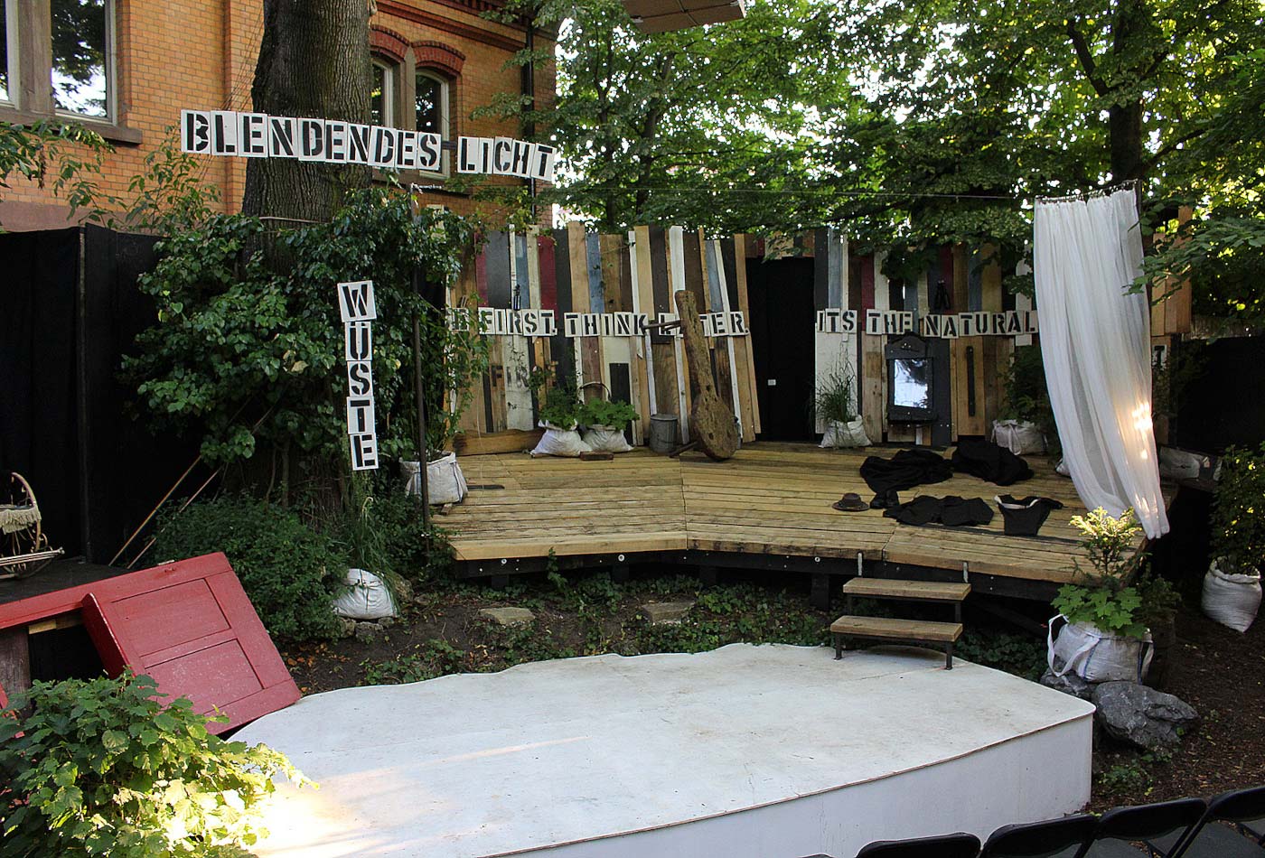 Die Rondell- Bühne des Theatersommers in Cluss Garten.