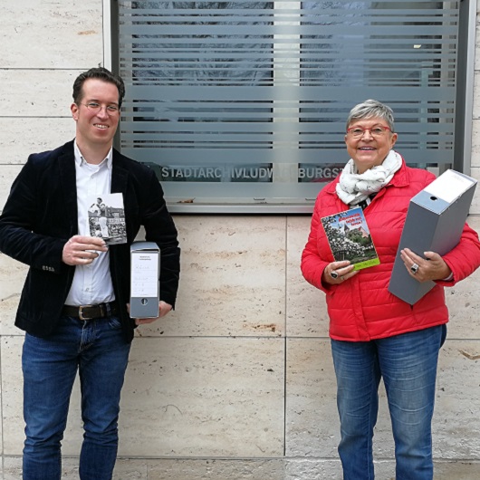 Dr. Simon Karzel (Leiter des Stadtarchivs) und Brigitte Rayer-Pohland (stellvertretende Vorsitzende des Historischen Vereins Eglosheim) bei der Nachlass-Übergabe.
