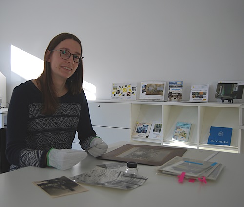 Miriam Hertner beim Planen der Foto-Ausstellung
