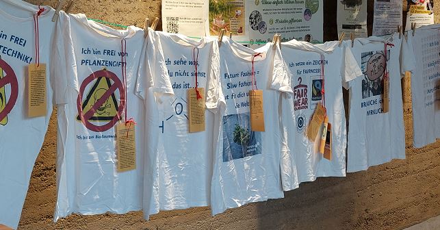 T-Shirts in der Ausstellung Future Fashin statt Fast Fashion