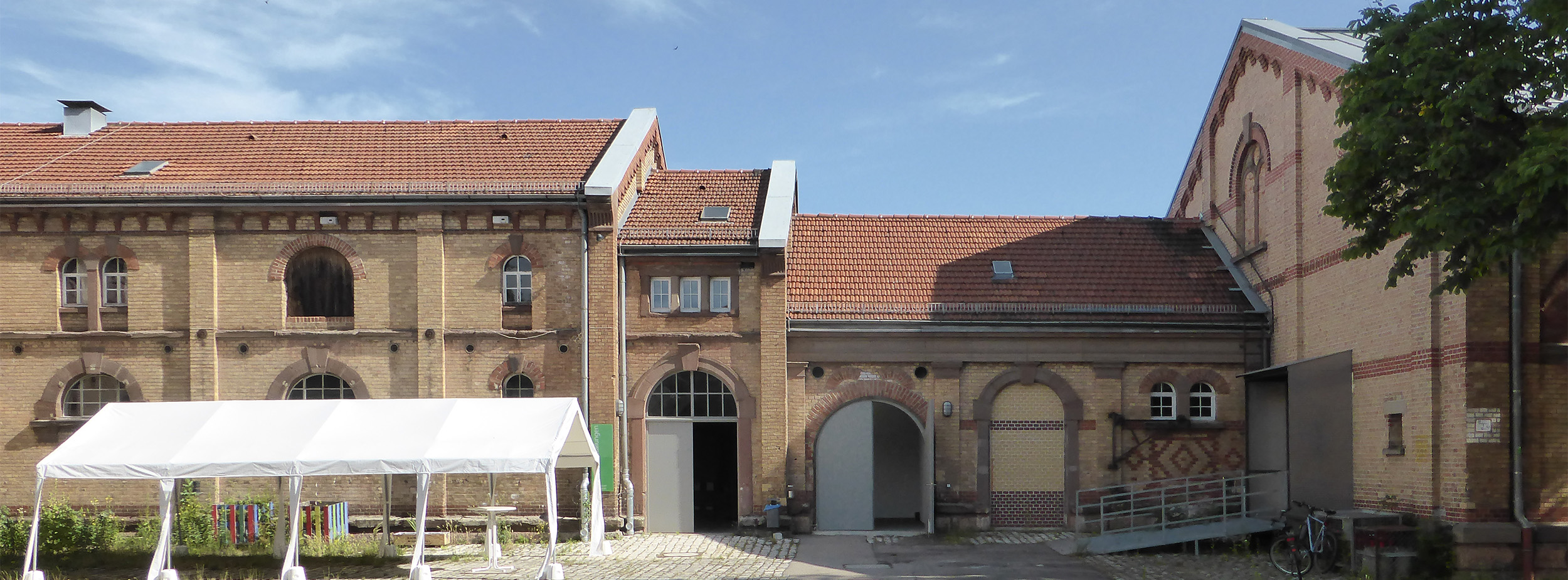 Außenansicht der Künstlergarderoben_Reithalle